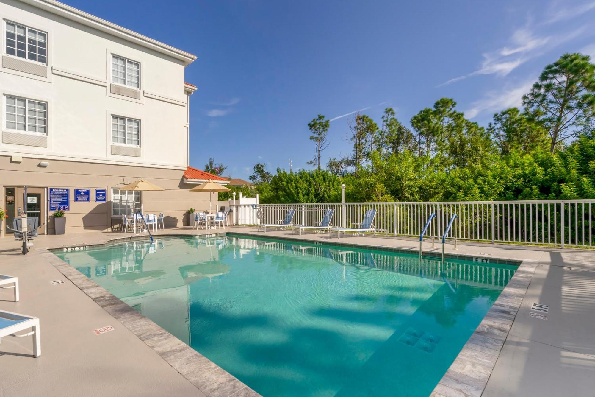 Comfort Inn & Suites Port Charlotte-Punta Gorda Εξωτερικό φωτογραφία